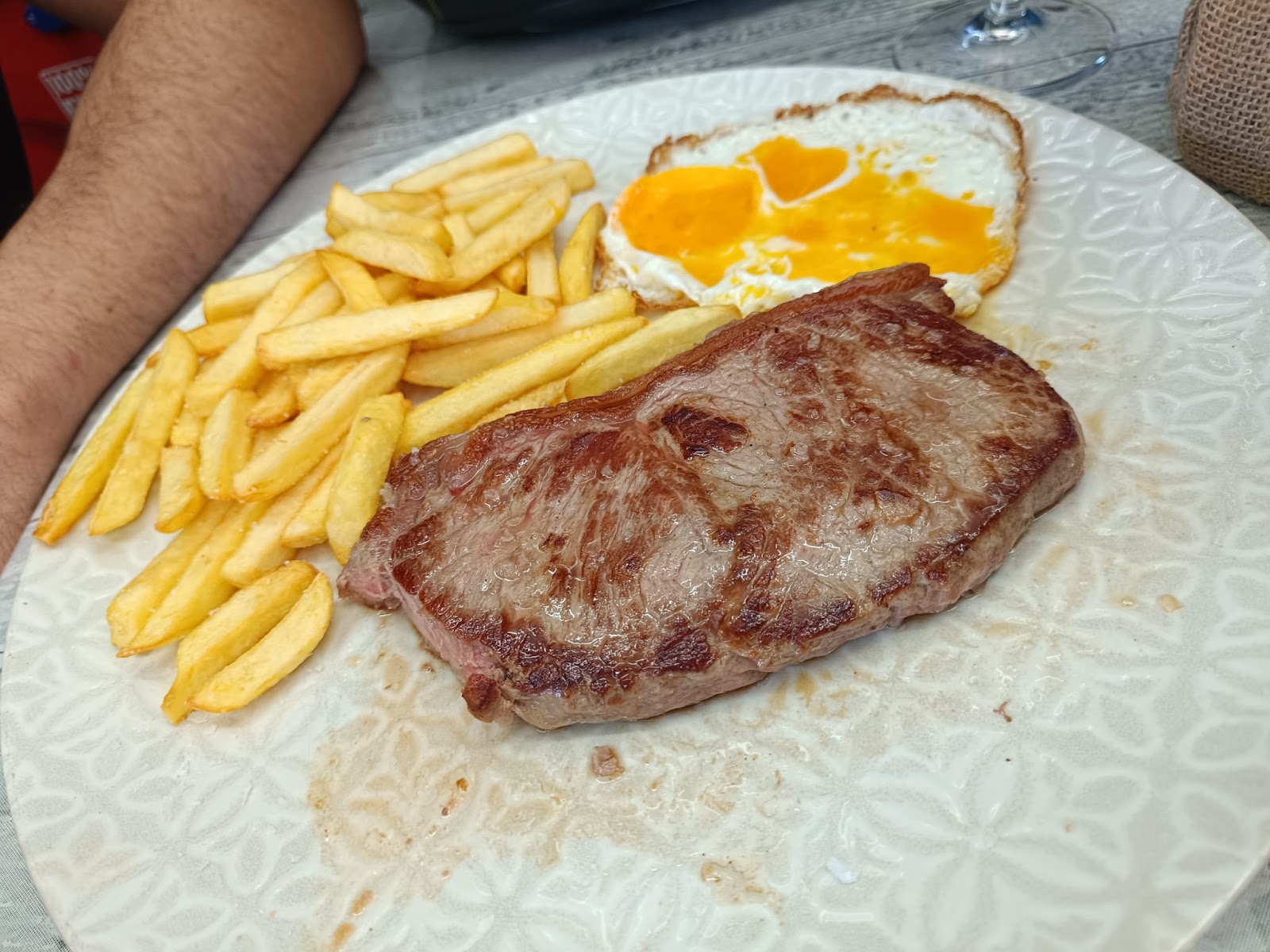 Entrecot con patatas y huevo