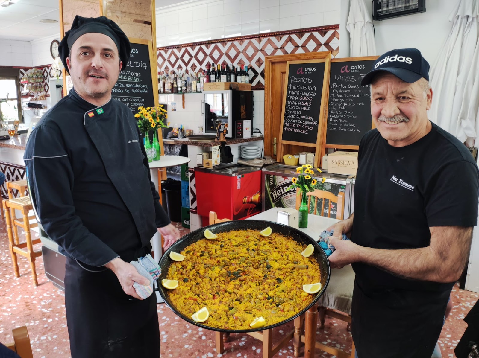 El equipo del Nou Xixonenc con una paella recien hecha