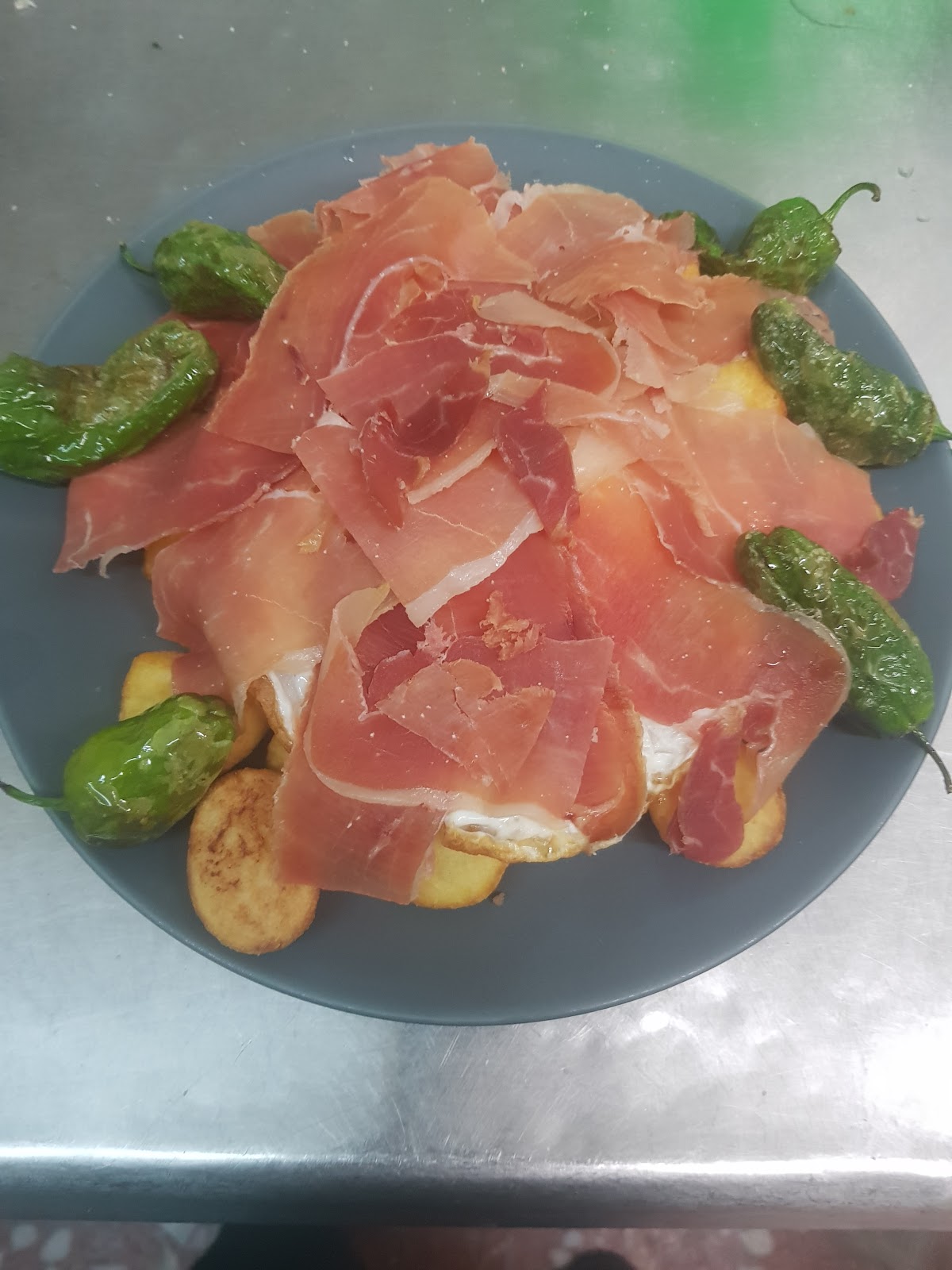 Jamon con patatas y pimientos de padron