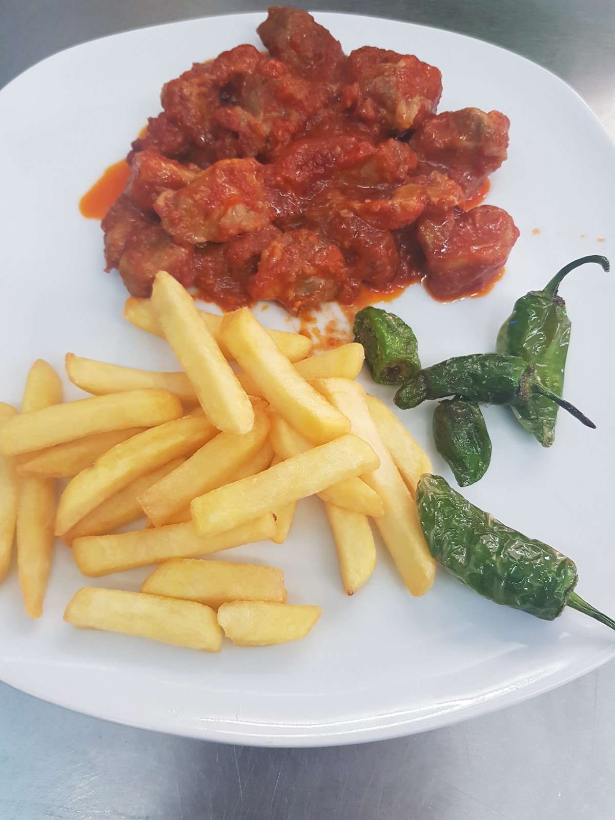 Magra con tomate, patatas y pimientos