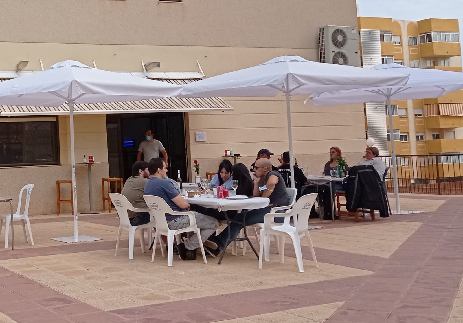 Terraza del Nou Xixonenc de dia con sombrillas