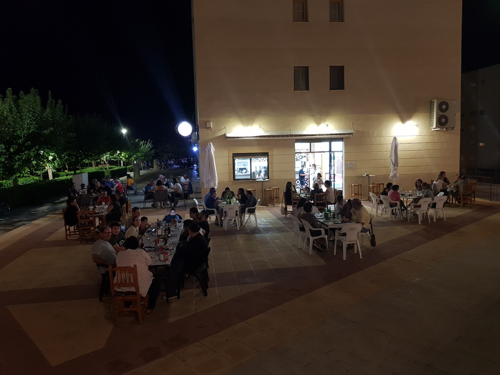 Terraza del Nou Xixonenc llena de gente por la noche